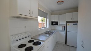 Microwave, oven, stovetop, toaster - Yamba Towers Unit 12 - Lifestyle Yamba (YAMBA)