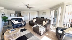 Smart TV - Anchorage Waterfront Unit - Lifestyle Yamba (YAMBA)