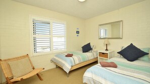 3 bedrooms, internet, bed sheets