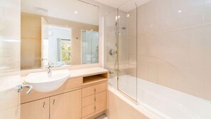 Bathtub - The Sands Unit 59 - Lifestyle Yamba (YAMBA)