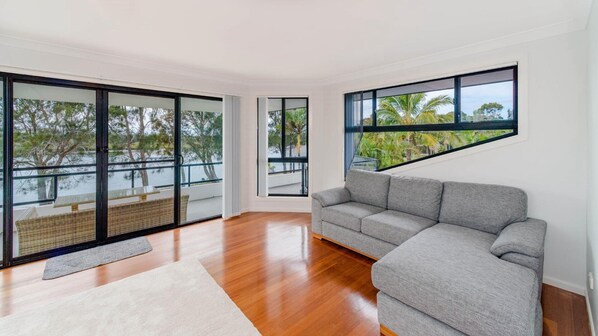 TV - Taroona, large waterfront home Yamba (YAMBA)