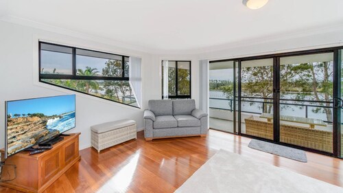 Taroona, large waterfront home Yamba