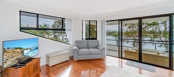 Taroona, large waterfront home Yamba