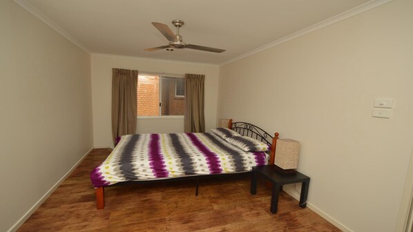 2 bedrooms, iron/ironing board, WiFi