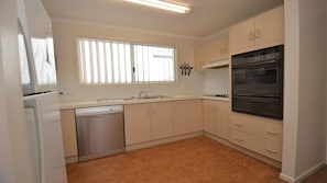 Microwave, oven, stovetop, dishwasher - Pilot Unit 1 - Lifestyle Yamba (YAMBA)