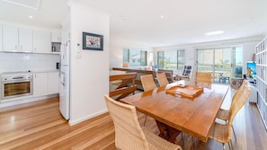 Dining - Lighthouse Unit 1 - Lifestyle Yamba (YAMBA)