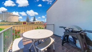 Outdoor dining - Lighthouse Unit 1 - Lifestyle Yamba (YAMBA)