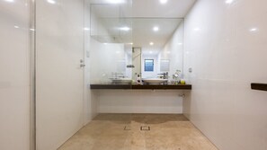 Shower - Lighthouse Unit 2 - Lifestyle Yamba (YAMBA)