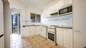 Microwave, oven, stovetop, dishwasher - Romiaka Unit 1 - Lifestyle Yamba (YAMBA)