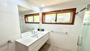 Shower - Romiaka Unit 10 - Lifestyle Yamba (YAMBA)