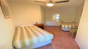 3 bedrooms, iron/ironing board, free WiFi - Romiaka Unit 5 - Lifestyle Yamba (YAMBA)