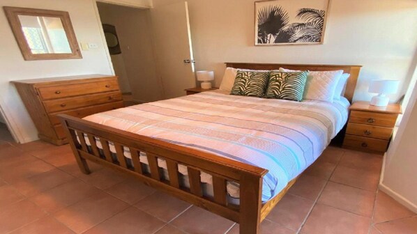 3 bedrooms, iron/ironing board, WiFi - Romiaka Unit 5 - Lifestyle Yamba (YAMBA)