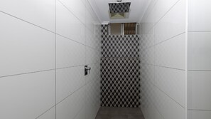 Shower - Craigmore On The Beach Unit 6 (YAMBA)