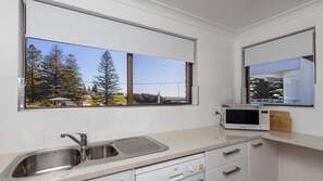 Microwave, stovetop, dishwasher - Seadrift Unit 2 - Lifestyle Yamba (YAMBA)