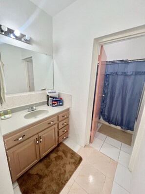 Ensemble douche/baignoire, sèche-cheveux, serviettes fournies, savon