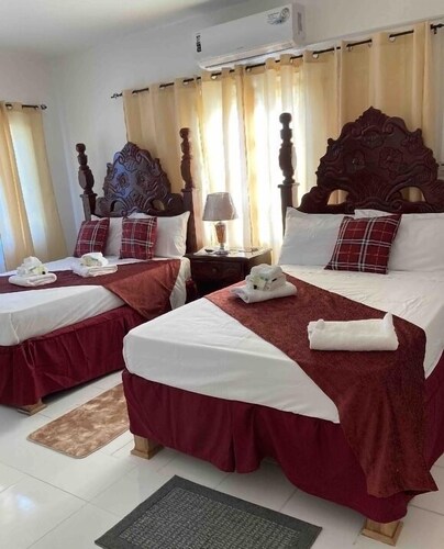 Impeccable Spacious 3 Bedroom Home Near Beach!