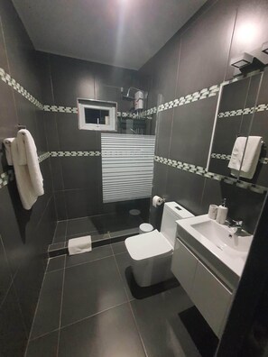 Shower, hair dryer, towels, soap - Duzu Nature View Curacao (Tera Kora)