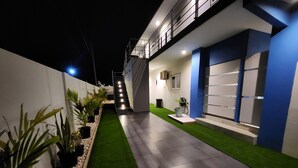 A modern building with a narrow pathway leading to a staircase. - Duzu Nature View Curacao (Tera Kora)