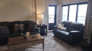 Fernseher, Kamin, Bücher