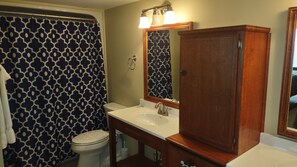 Duschwanne, Haartrockner, Handtücher, Toilettenpapier