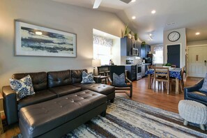 Leilighet, flere senger, balkong (Branson Blue Lakeview) | Oppholdsområde | En 42-tommers Flatskjerm-TV med digitale kanaler