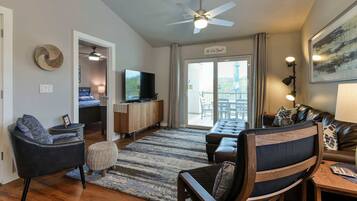 Appartement, Meerdere bedden, balkon (Branson Blue Lakeview) | Woonruimte | Een 42-inch flatscreentelevisie met digitale zenders