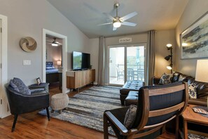 Apartment, Mehrere Betten, Balkon (Branson Blue Lakeview) | Wohnbereich