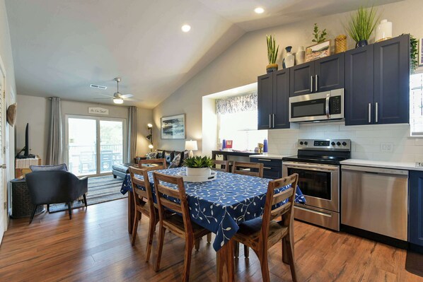 Apartment, Mehrere Betten, Balkon (Branson Blue Lakeview) | Innenbereich