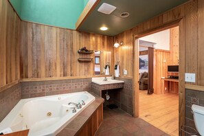 Combined shower/bathtub, jetted bath, hair dryer, towels - Home on 16 acres w/ easy trail access, hot tub & fire pits - Stillwater Mountain Lodge (Whitefish)