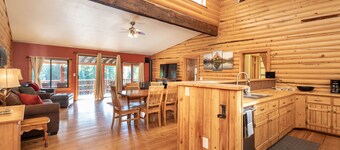 Home on 16 acres w/ easy trail access, hot tub & fire pits - Stillwater Mountain Lodge