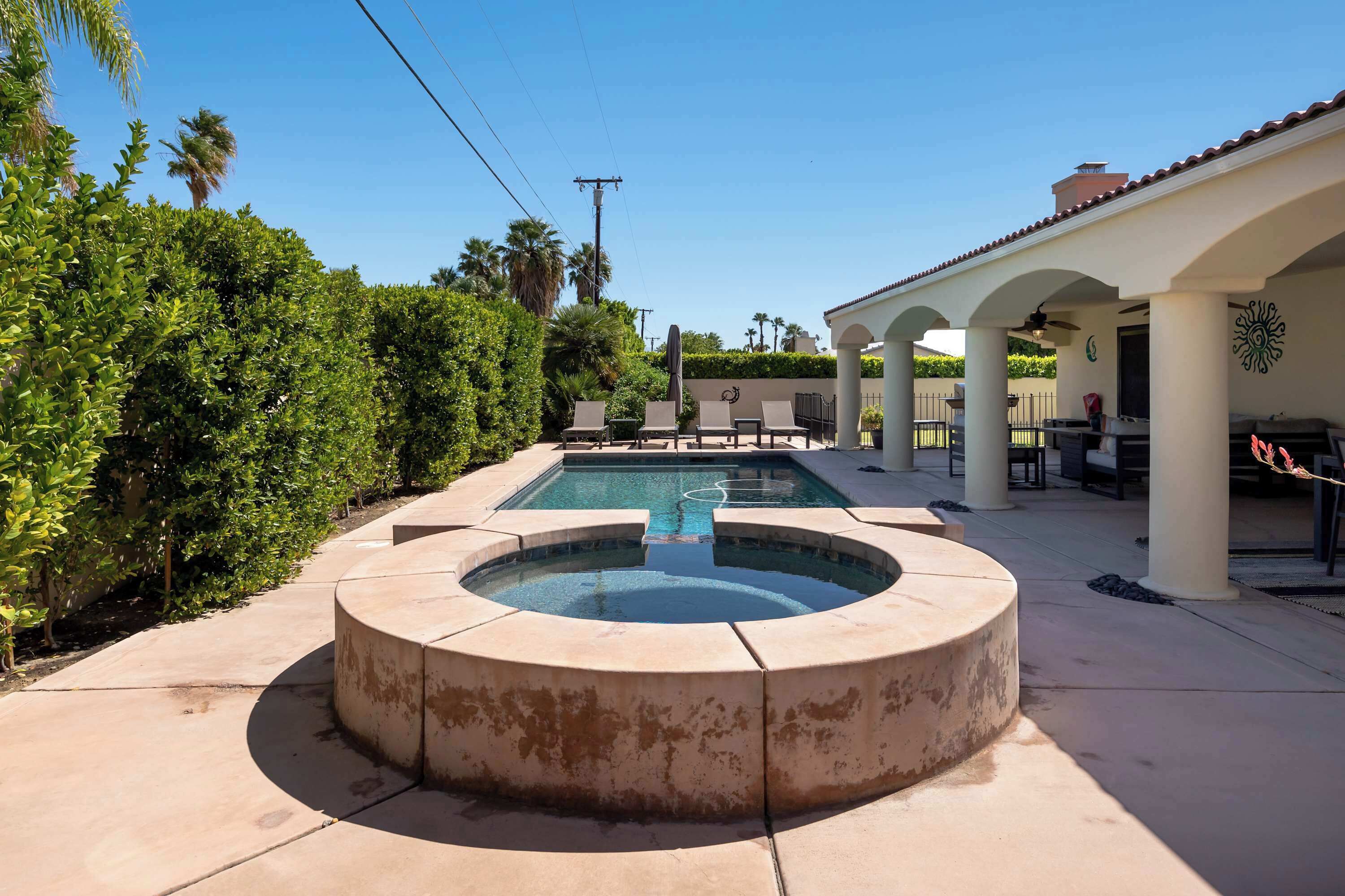 室外游泳池，池畔遮阳伞，日光浴躺椅