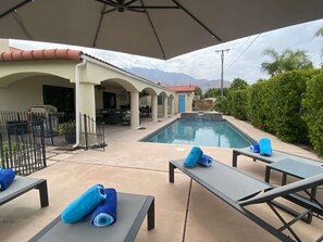 Outdoor pool, pool umbrellas, pool loungers - Casa de Arcos - Private Hot Tub (Palm Springs)