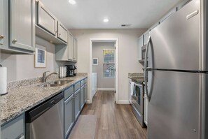 Condo, varias camas, balcón, vista a la montaña (Branson Vineyards Escape) | Cocina privada | Cafetera y tetera 