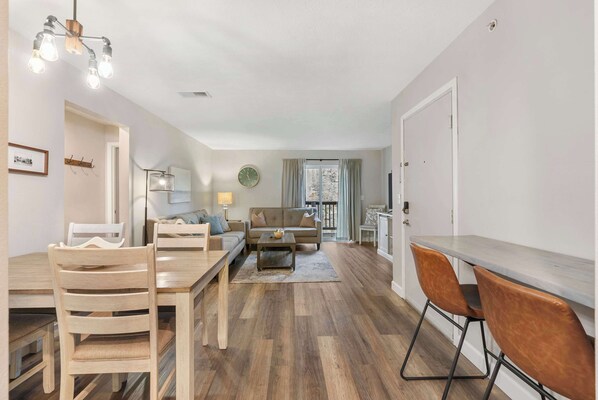 Condo, varias camas, balcón, vista a la montaña (Branson Vineyards Escape) | Área de sala de estar | Televisión de pantalla plana de 42 pulgadas con canales digitales 