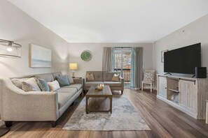 شقة - عدة أسرّة - بشرفة - �منظر للجبل (Branson Vineyards Escape) | منطقة المعيشة | تلفزيون بشاشة مسطحة بحجم 42-بوصة يعرض قنوات تلفزيونية رقمية