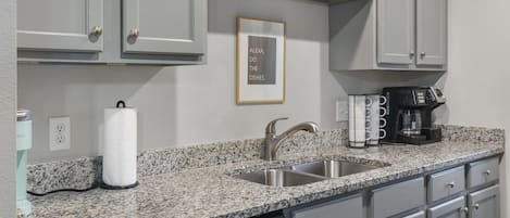 Apartment, Mehrere Betten, Balkon, Bergblick (Branson Vineyards Escape) | Eigene Küche | Wasserkocher mit Kaffee-/Teezubehör