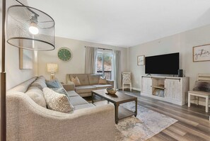 Condo, varias camas, balcón, vista a la montaña (Branson Vineyards Escape) | Área de sala de estar | Televisión de pantalla plana de 42 pulgadas con canales digitales 