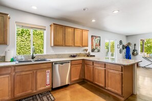 House, Multiple Beds, Pool Access, Mountain View | Private kitchen | Fridge, microwave, oven, stovetop