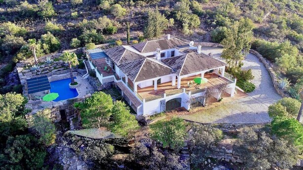 Une grande villa dotée d’une piscine, de plusieurs terrasses et d’un jardin.