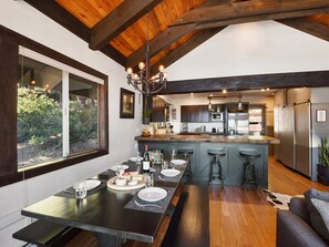 Casa, varias camas, bañera de hidromasaje | Restauración