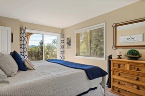 4 bedrooms, individually decorated, individually furnished, free WiFi - Bearfoot Lodge Near Hiking & Skiing! (Lake Arrowhead)