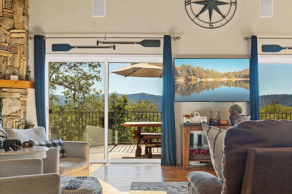 Bearfoot Lodge Near Hiking & Skiing! - Lake Gregory, CA