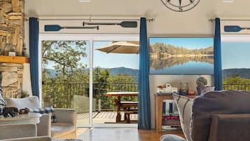 Casa, varias camas, patio, vista a la montaña (Bearfoot Lodge at Lake Arrowhead) | Área de sala de estar | Televisión de pantalla plana de 42 pulgadas con canales digitales