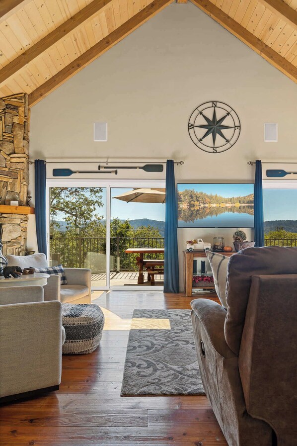 独立别墅, 多张床, 露台, 山景 (Bearfoot Lodge at Lake Arrowhead) | 起居区 | 42-英寸纯平电视 （配备数码频道）、壁炉