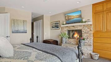 House, Multiple Beds, Patio, Mountain View (Bearfoot Lodge at Lake Arrowhead) | 4 bedrooms, individually decorated, individually furnished, free WiFi