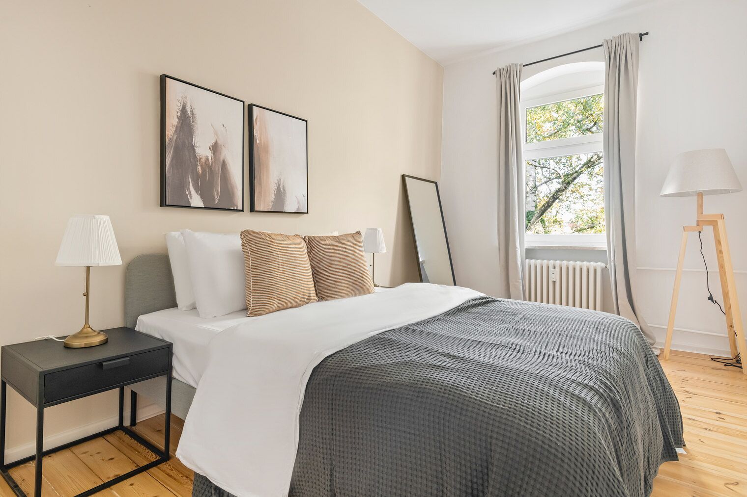 3 habitaciones, tabla de planchar con plancha, wifi y ropa de cama 