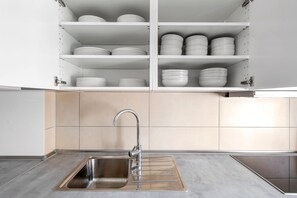 Kühlschrank, Mikrowelle, Ofen, Herdplatte