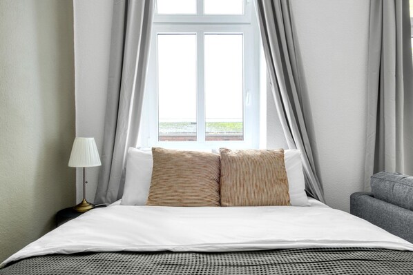 Iron/ironing board, WiFi, bed sheets - Hip Mitte Studio nr 2 famous clubs, by Blueground (Berlin)