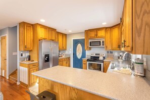 Fridge, microwave, oven, stovetop - Peaceful Home near Blue Ridge Mountains (Boone)