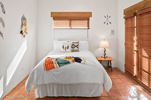 5 chambres, fer et planche à repasser, lit de bébé portatif